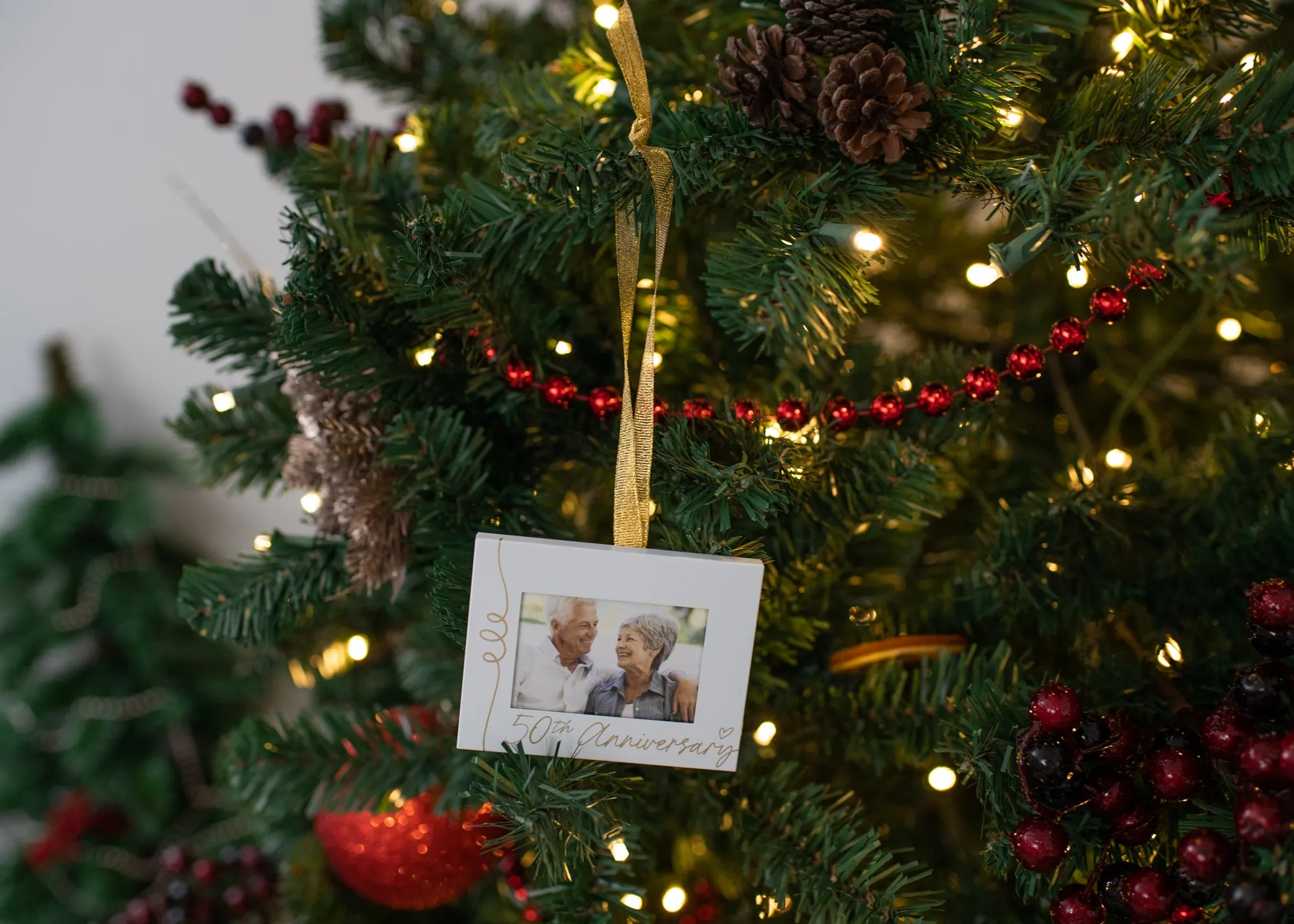 Elanze Designs 50th Anniversary White 4 x 3 Metal Mini Picture Frame Christmas Ornament
